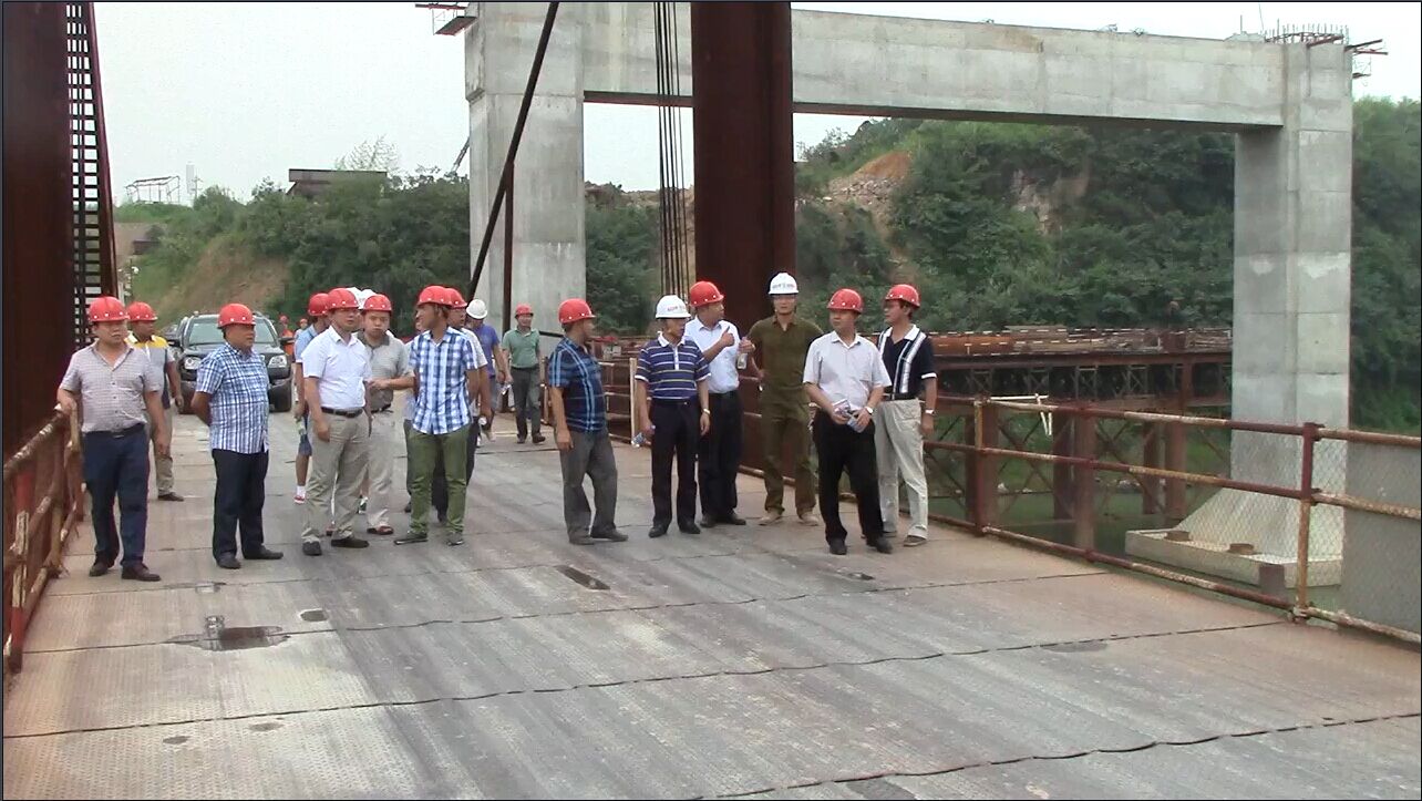 图为中南林业科技大学周先雁校长（左三）深入现场了解桂花大桥施工情况.jpg