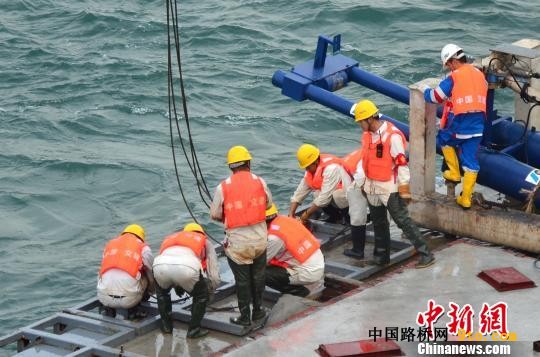 港珠澳大橋海底沉管隧道已建成三分之二（圖）