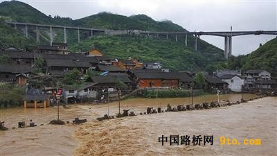 湖南湘西發(fā)生特大洪災(zāi)和山體滑坡 民房道路被沖毀