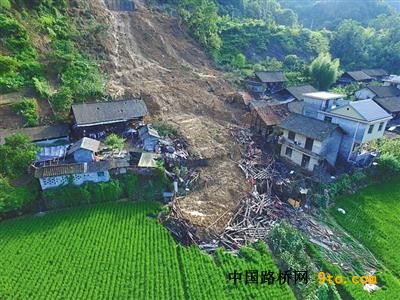 湖南湘西發(fā)生特大洪災(zāi)和山體滑坡 民房道路被沖毀