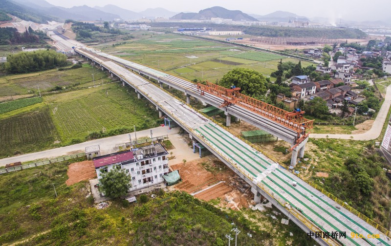 圖為：北新路橋福建順邵高速項目鋪前大橋架梁施工現(xiàn)場 雒煥鼎 攝