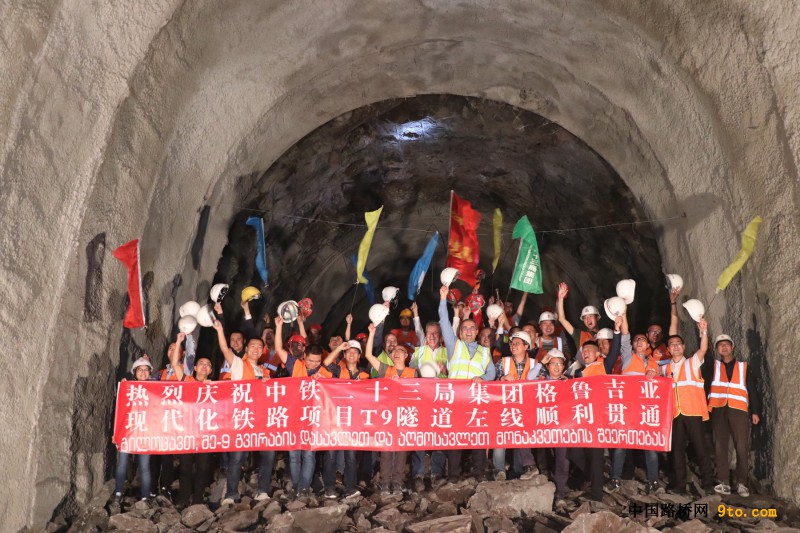 參建者為隧道貫通歡呼-湯少平攝