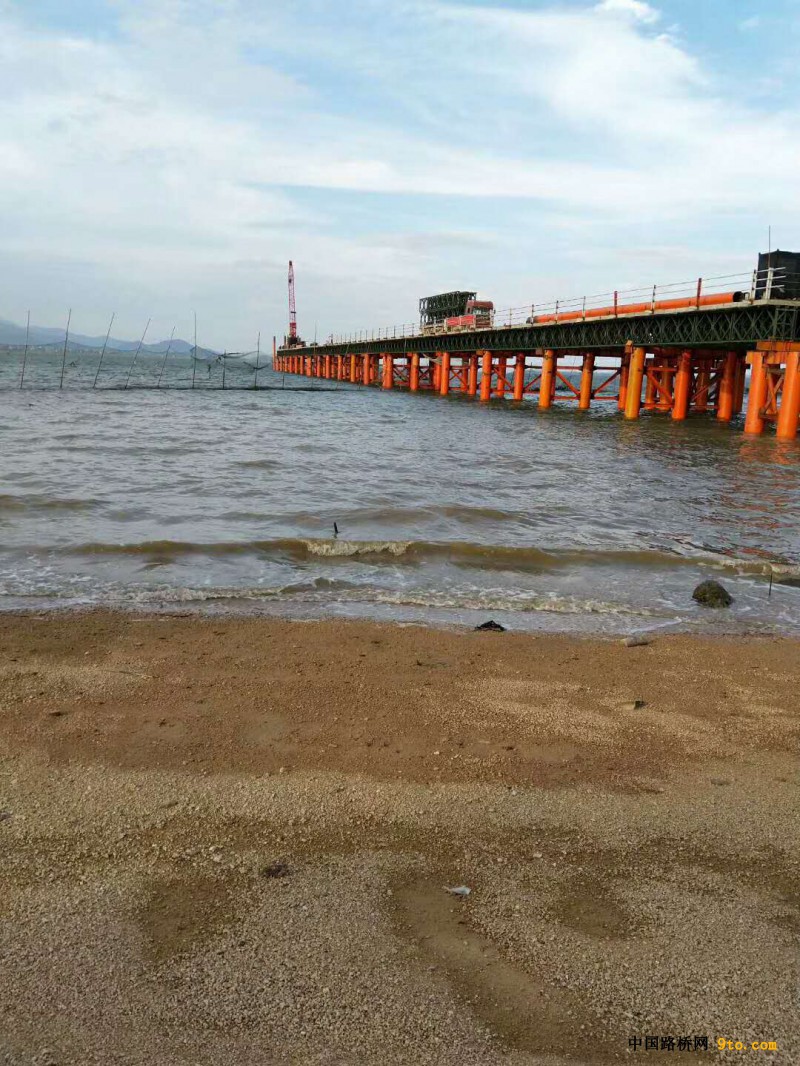 圖2：夕陽下海中的棧橋