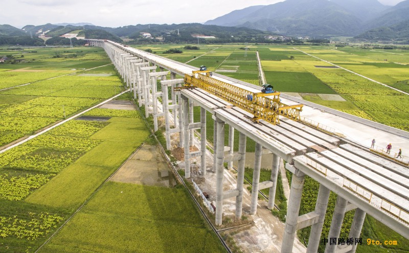 圖為：兵團(tuán)十一師北新路橋福建順邵高速項(xiàng)目河坊特大橋兩臺(tái)架梁機(jī)從大橋兩端相向作業(yè)提高架梁速度  雒煥鼎攝