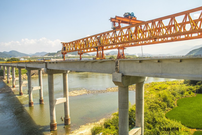 圖為：北新路橋福建順邵高速項(xiàng)目鋪前大橋架梁施工現(xiàn)場(chǎng) 雒煥鼎攝 