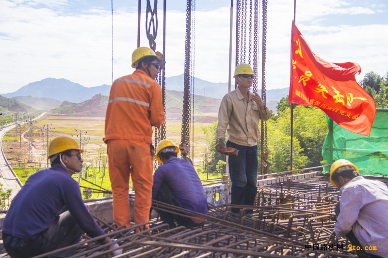 圖為：北新路橋福建順邵高速項(xiàng)目安家渡大橋懸澆梁施工現(xiàn)場(chǎng) 雒煥鼎攝