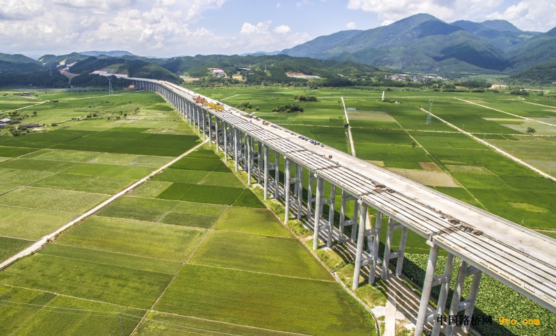 圖為：北新路橋福建順邵高速項(xiàng)目河坊特大橋雙幅貫通 雒煥鼎攝 - 復(fù)件