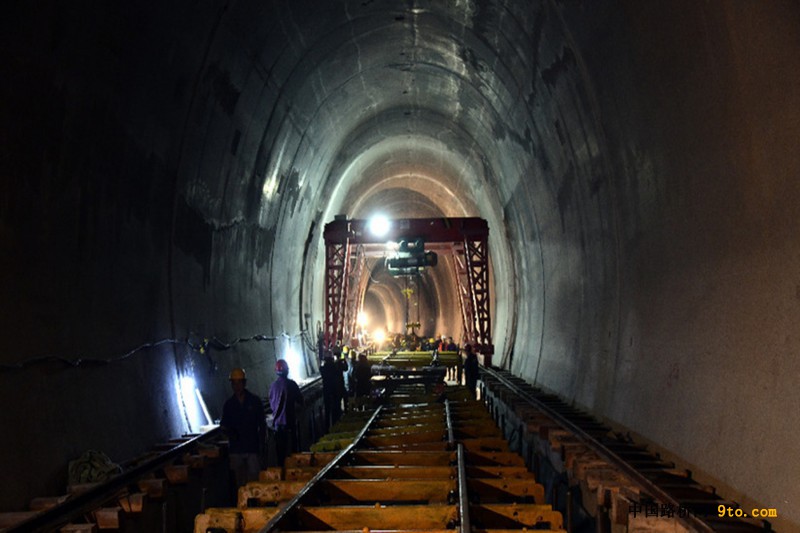 圖1、拉林鐵路無砟軌道試驗段施工現(xiàn)場，賀培霖攝