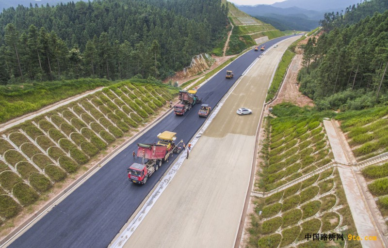 圖為：北新路橋福建順邵高速項目路面瀝青層攤鋪現(xiàn)場 雒煥鼎攝