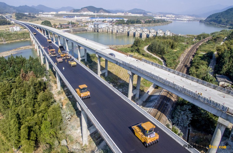 圖為：北新路橋福建順邵高速項目路面二標(biāo)正對鋪前大橋進行路面攤鋪  雒煥鼎攝