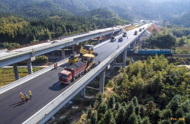 圖為：北新路橋福建順邵高速項目路面二標(biāo)正對鋪前大橋進行路面攤鋪 雒煥鼎攝