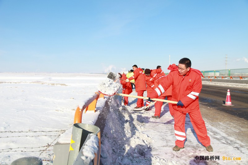 局高養(yǎng)中心應(yīng)急保暢人員對(duì)下河清匝道積雪進(jìn)行清理