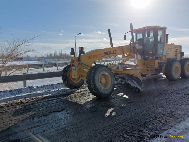 平地機(jī)對(duì)應(yīng)急車(chē)道積雪進(jìn)行清除作業(yè)