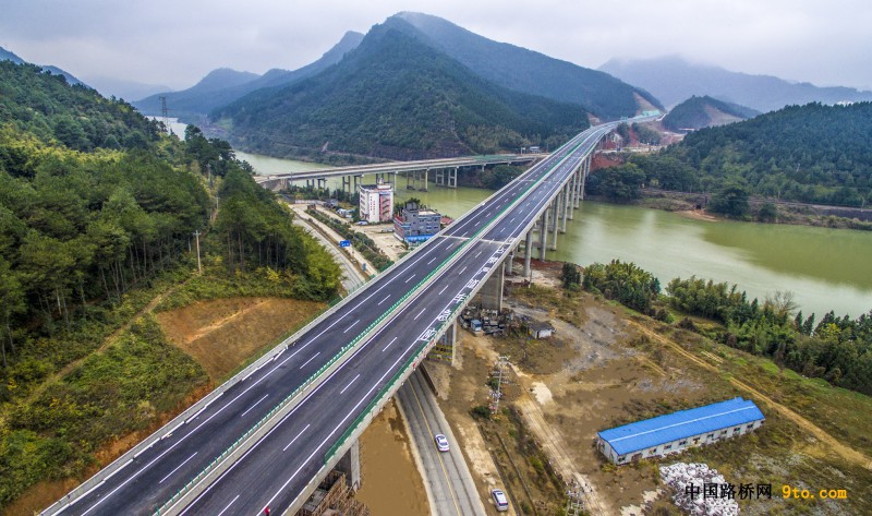 圖為：北新路橋福建順邵高速項(xiàng)目安家渡大橋 雒煥鼎攝