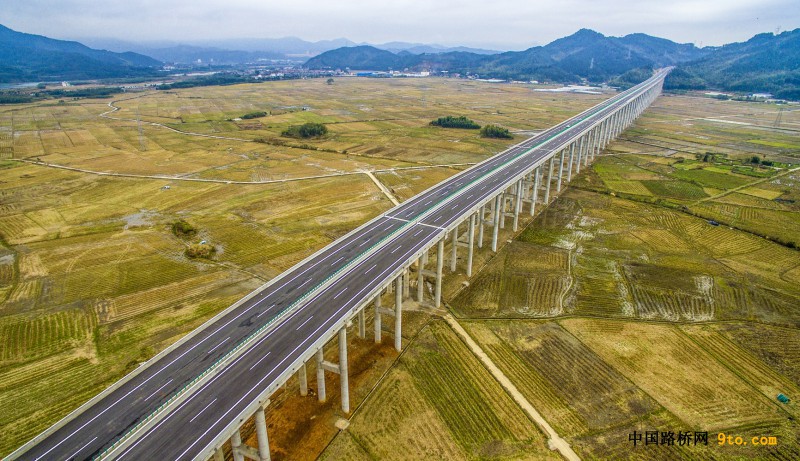 圖為：北新路橋福建順邵高速項(xiàng)目河坊特大橋 雒煥鼎攝