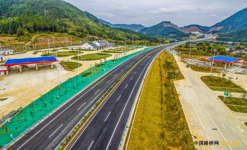 圖為：北新路橋福建順邵高速項(xiàng)目外石服務(wù)區(qū) 雒煥鼎攝