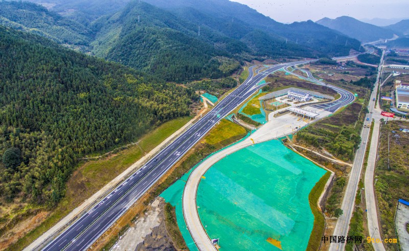 圖為：北新路橋福建順邵高速項(xiàng)目吳家塘互通 雒煥鼎攝