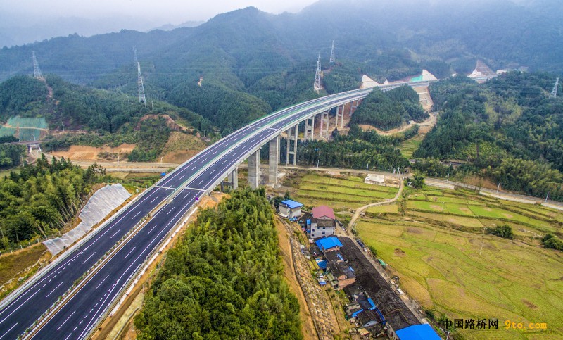 圖為：北新路橋福建順邵高速項(xiàng)目下沙大橋 雒煥鼎攝