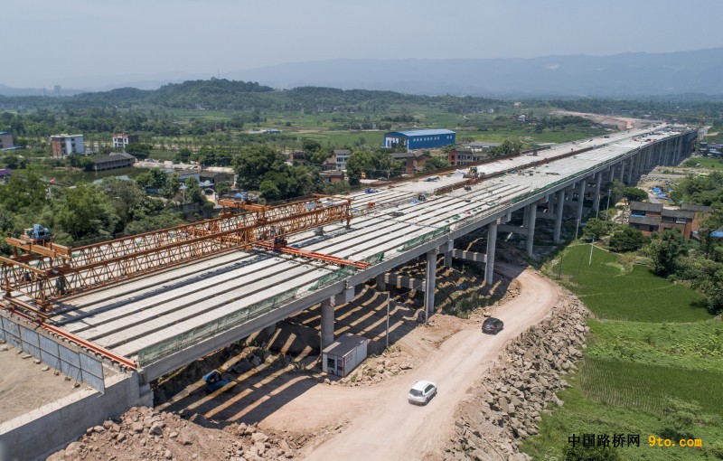 圖為：北新路橋重慶渝長高速公路擴能項目北城大道跨線橋T梁架設(shè)完成  雒煥鼎攝