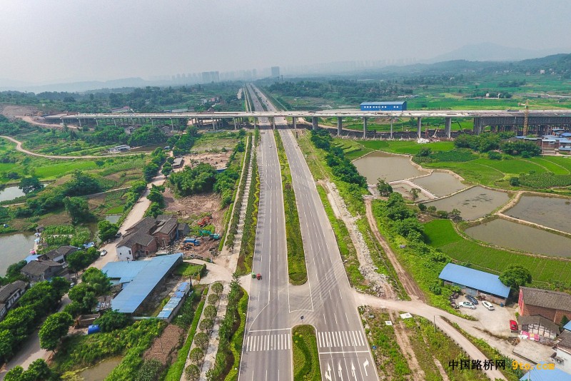 圖為：北新路橋重慶渝長高速公路擴能項目北城大道跨線橋T梁架設(shè)完成 雒煥鼎攝