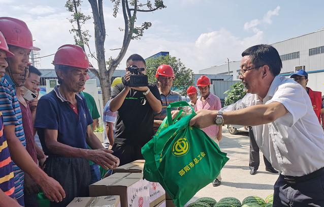 2-1市總工會為我司瑞祥盛智能終端產(chǎn)業(yè)園項目部一線工人“送清涼”.png